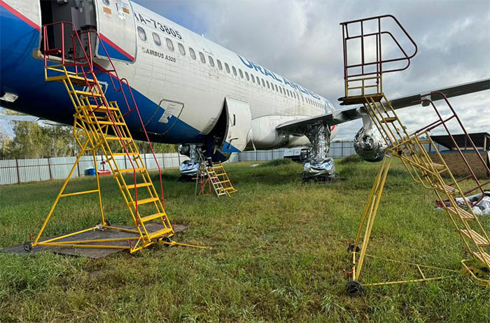 Tarlaya inen Ural Havayolu sökülmeye başlandı