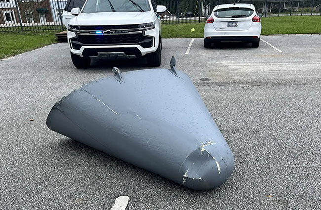 ABD Güney Carolina’da uçaktan kopan parça parka düştü