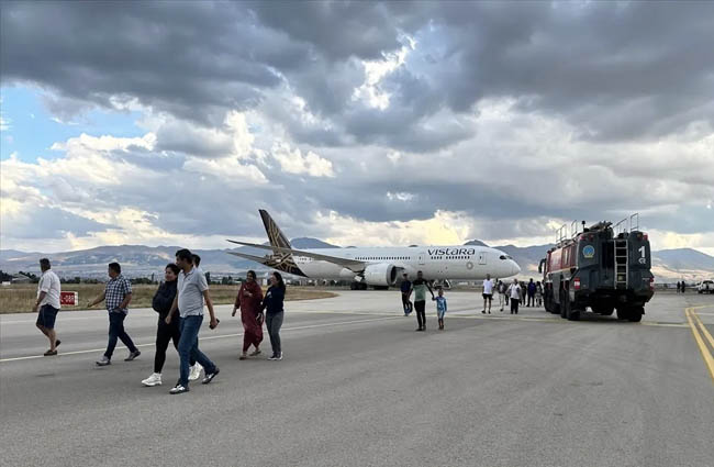 Vistara Havayolu uçağı Erzurum’a acil indirdi