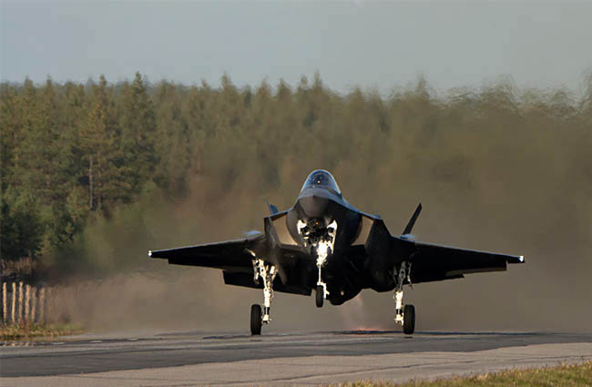 ABD’nin F-35’leri Finlandiya’da otoyola indi