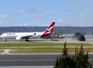 Qantas’ın A330-200’ü kalkışta piste hasar verdi