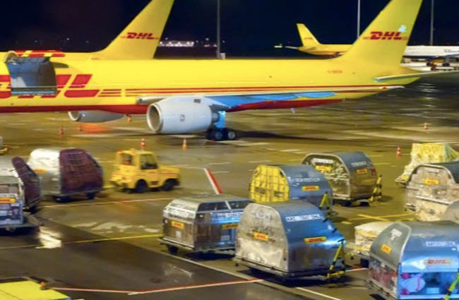 DHL lojistik merkezinde kargo paketi alev aldı