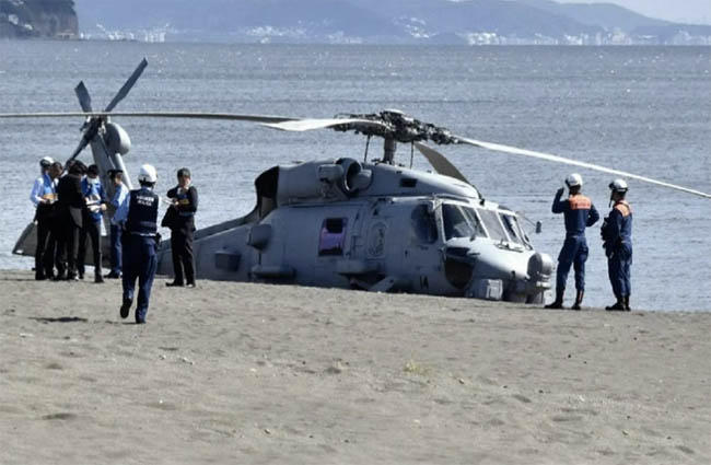 ABDDonanması’nın MH-60R helikopteri sahile indi