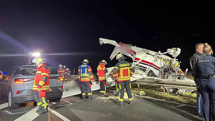 Almanya Bavyera’da Cessna 172 otoyola düştü