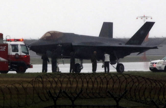 Japon Hava Kuvvetleri’nn F-35’i pistten çıktı