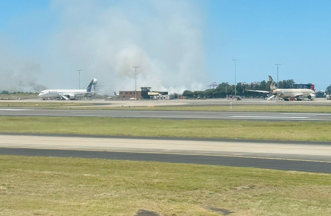 Qantas Havayolunun B73 uçağı kalkışta çimleri yaktı