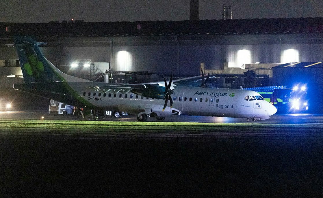 Belfast Havalimanı’nda ATR-72’nin inişte ön dikmesi çöktü