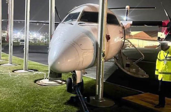 Bakımdaki Dash8 rampadan kayıp elektrik diregine çarptı