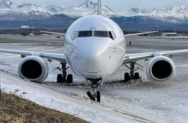 Alaska Havayolu’nun uçağı hendeğe düştü