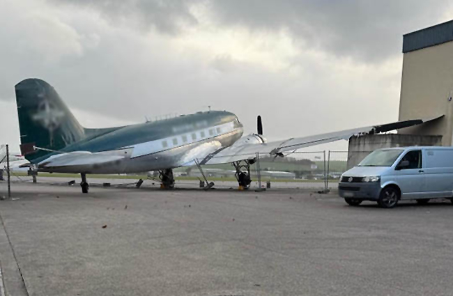 Mending Hava Üssü’nde, Douglas DC-3 fırtınada duvara çarptı