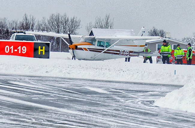 Reykjavik Havalimanı’nda Cessna 172N inişte pistten çıktı