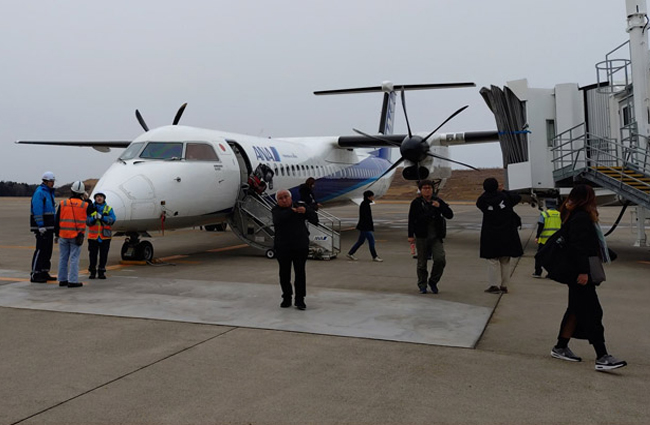 ANA Havayolları’nın Dash-8 uçağı körüğe çarptı