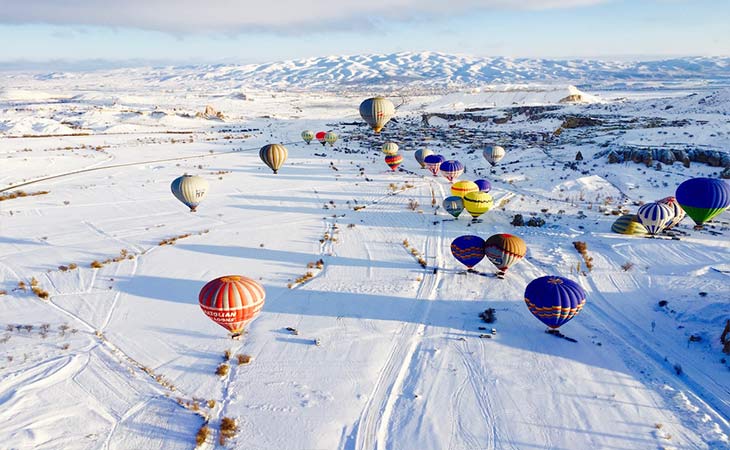 Kapadokya’da kar ve fırtına balonları yere indirdi