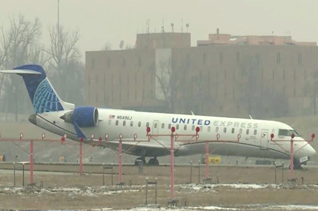 Missouri’de United Express uçağı inişte pistten çıktı